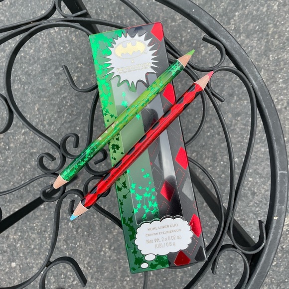 💄Revolution x Batman Harley Quinn and Poison Ivy Eyeliner Duo - Picture 4 of 7